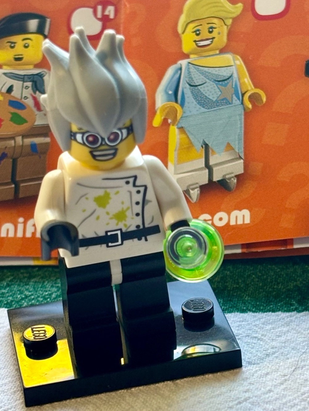 LEGO SERIES 4 col04-16 "Crazy Scientist" with stand, pamphlet & accessories.